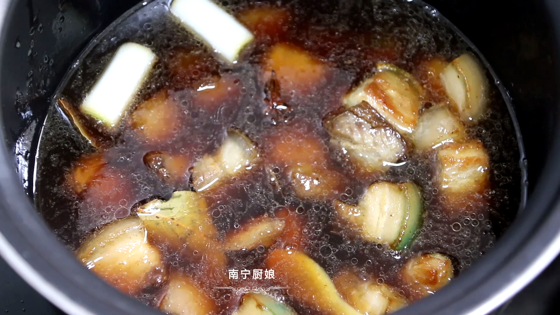 做紅燒肉時，焯水和直接燉都不對，大廚教你正確做法，軟糯還不膩