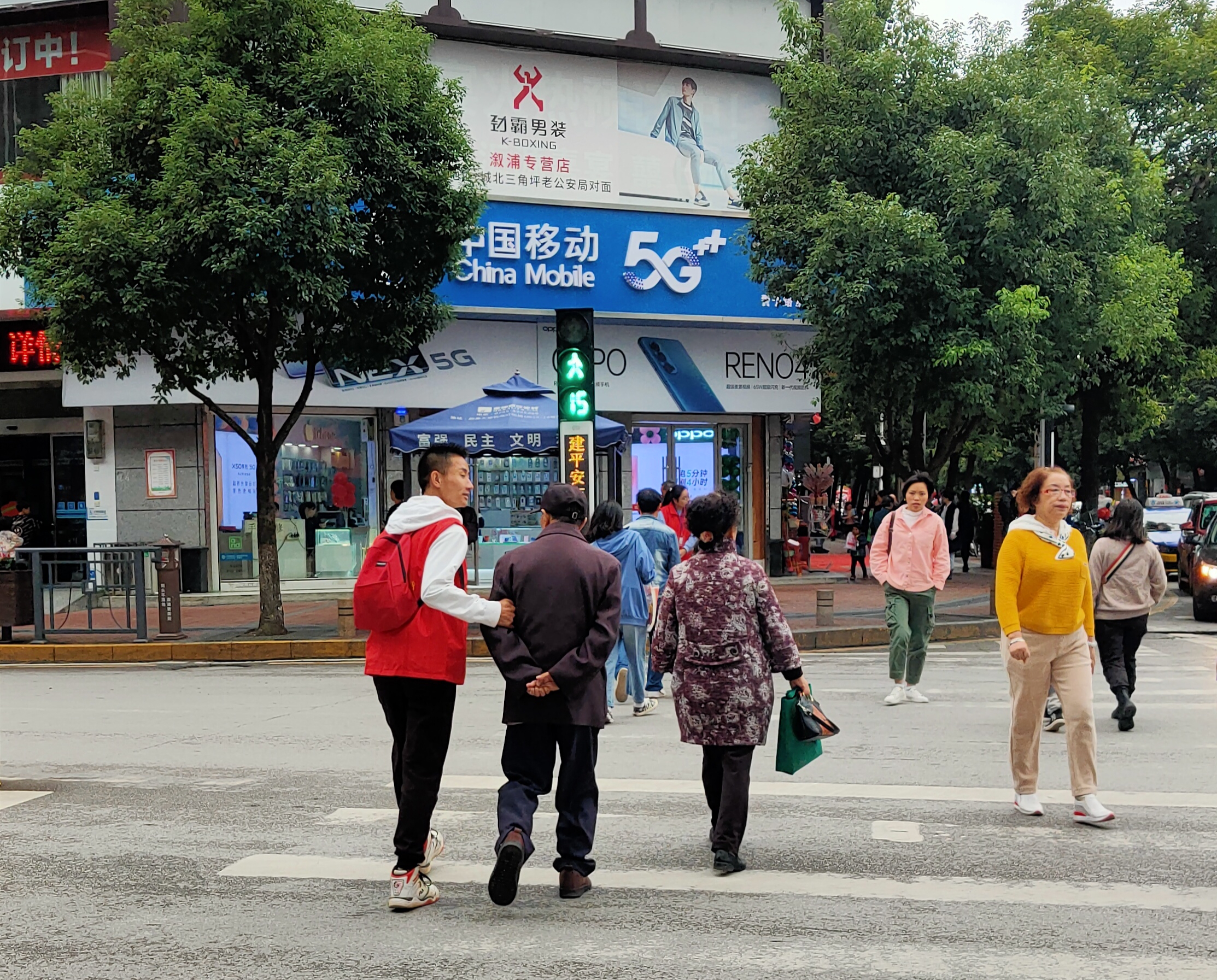 国庆节假期溆浦雷锋青少年开展交通文明志愿服务