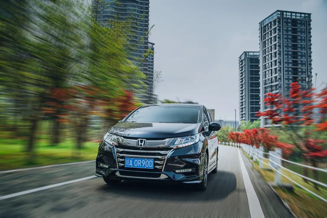 这款日系MPV车重超过两吨，百公里油耗却不到6L