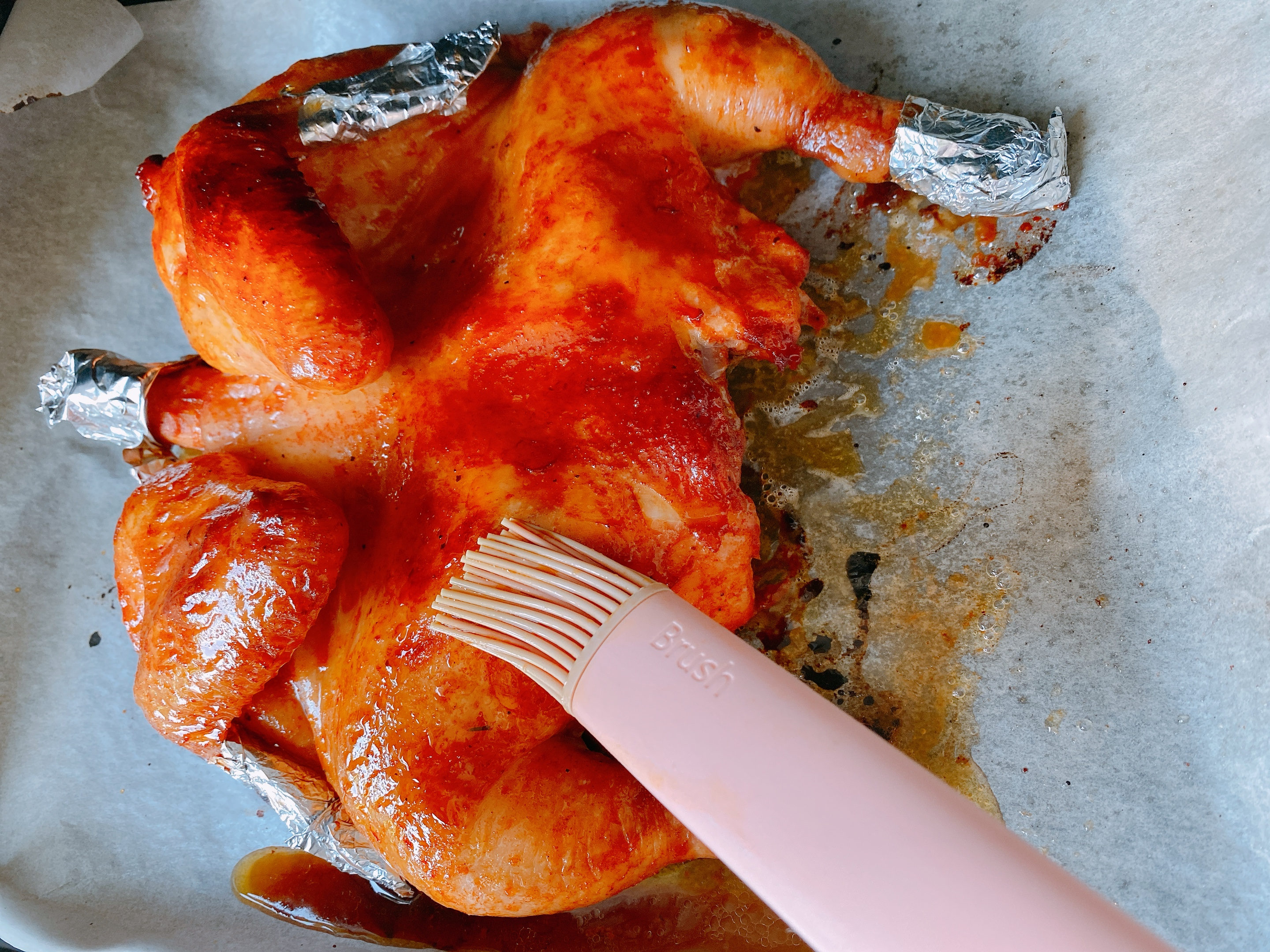 最简单的烤鸡，家里有烤箱的要试试，1个重点，皮酥肉嫩还爆汁