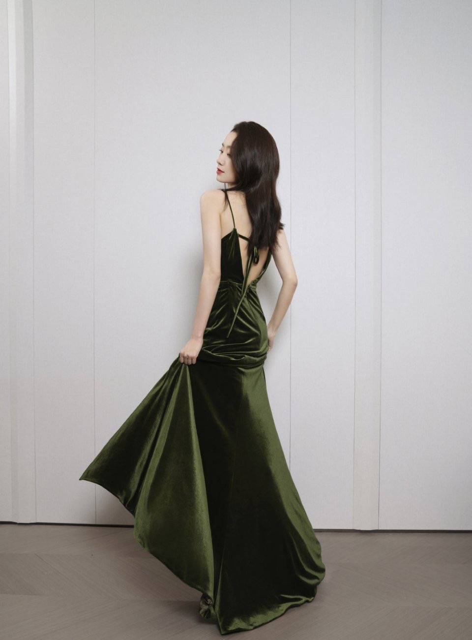 Zhang Xiaofei wears blackish green to grow skirt to arrive in vain glow, netizen: The belle pulls aglet not always