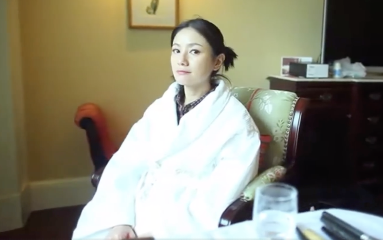 沙溢曬證件照慶祝結婚十週年，曾在婚禮現場穿婚紗熱舞太經典