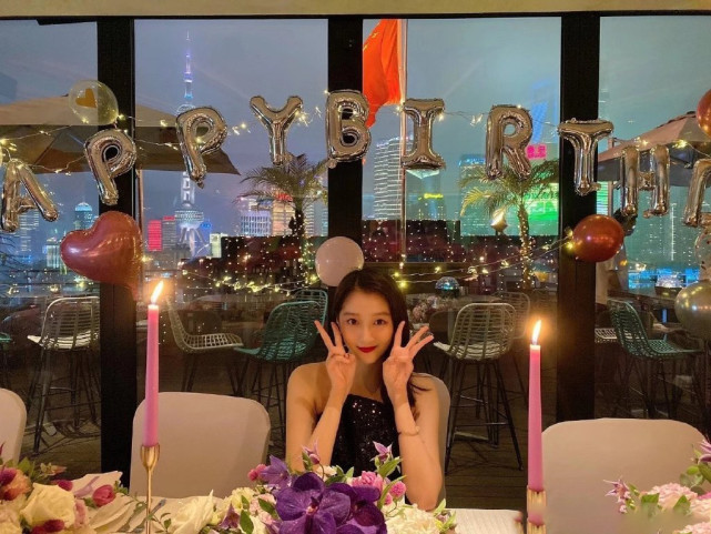 关晓彤庆生现场画面曝光满屏都是大长腿与众姐妹酒吧蹦迪饮酒狂欢