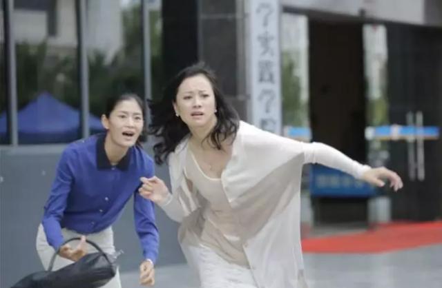 曾经的内衣女王，如今沦落为妈妈专业户，42岁中