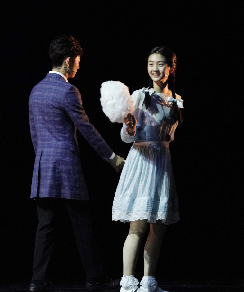 多多与话剧演员们合影，身高直逼何炅气质出众，高清舞台照再曝光