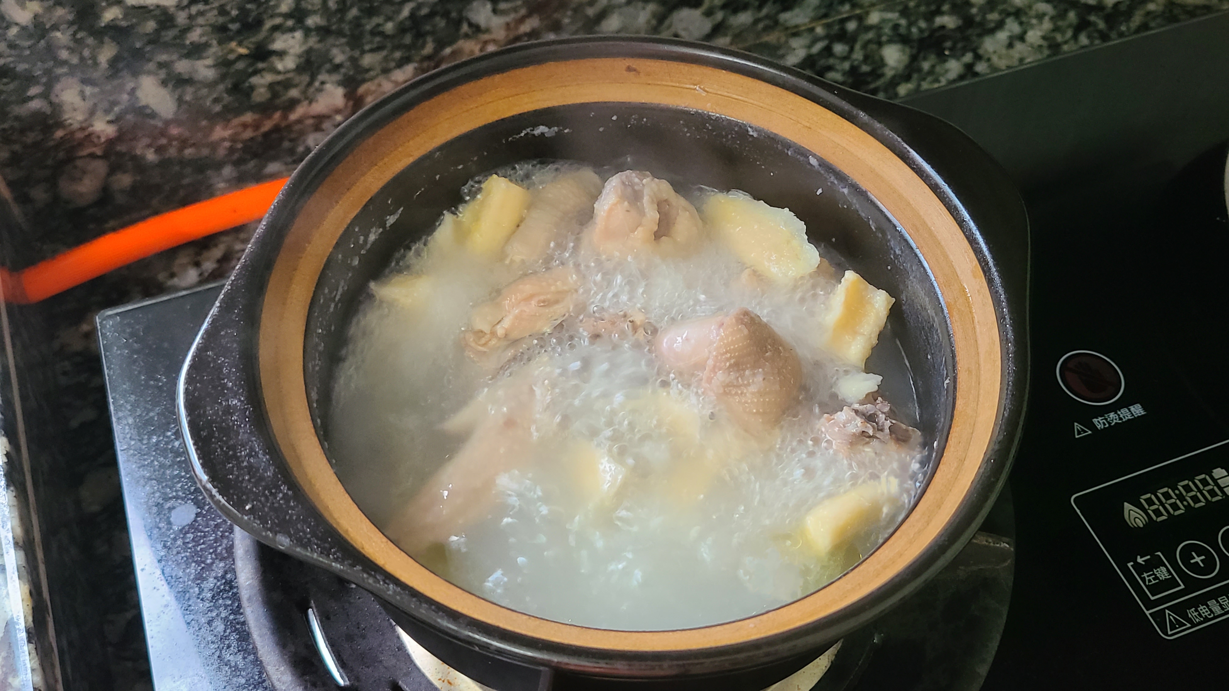 榴莲炖鸡，广东夏天很常见的一道美食，好喝简单，味道特别