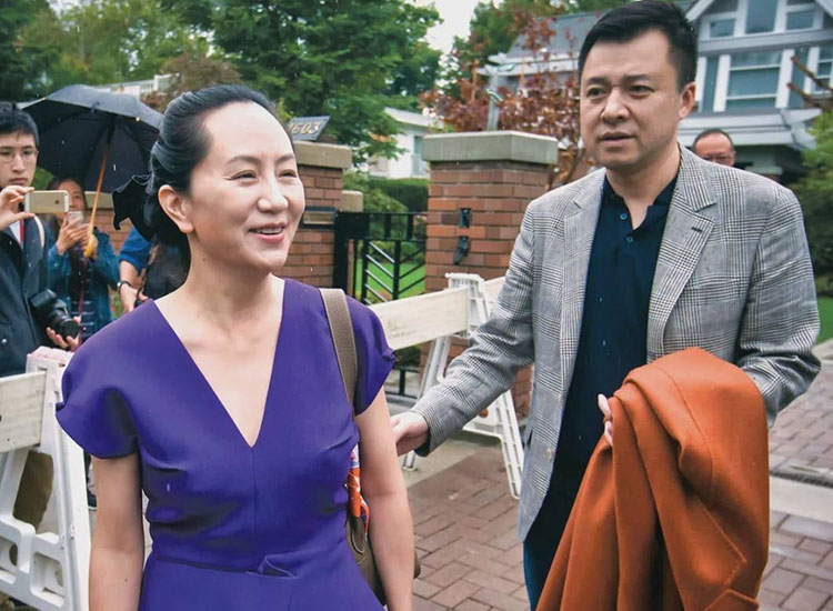 孟晚舟夫妇再同框！老公西装革履气质佳，默默护妻变“保镖”