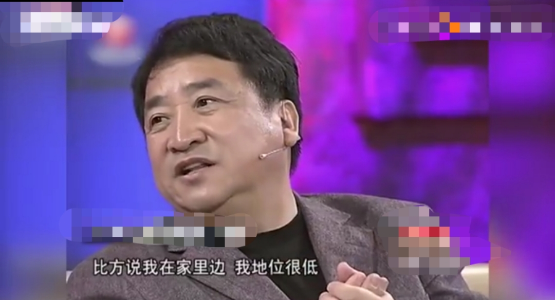 70岁相声大师姜昆近况曝光，头发稀疏，和妻子同