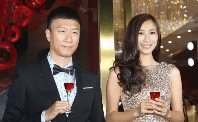 不愧是孙红雷老婆，穿一身白霸气十足，《扫黑风暴》演反派太绝