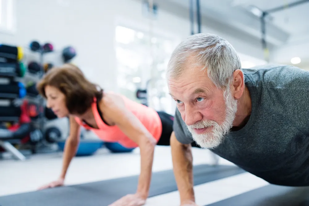 除了走路，40~60岁的人，最适合做这4种运动，越动越健康