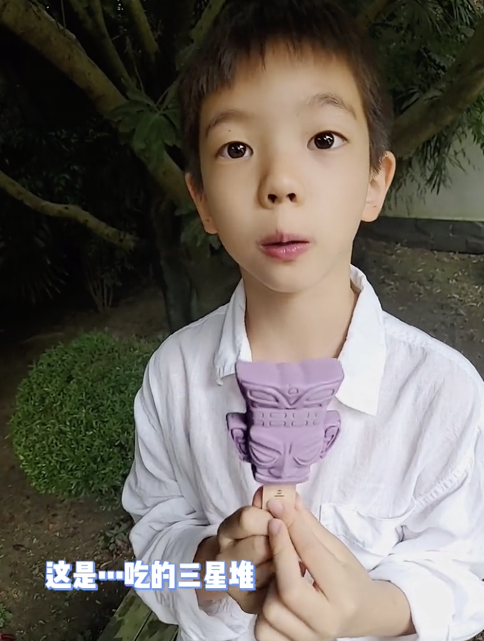 霍思燕晒儿子吃雪糕，嗯哼近期瘦出瓜子脸，网友直呼越来越像杜江