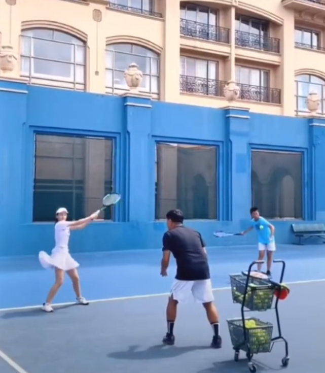 田亮女儿森碟为成职业网球手太拼，和同伴画画手又干又糙，超抢镜