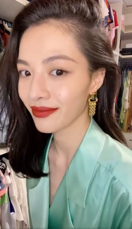 钟楚曦在线晒复古耳环收藏，秒变时髦港风女郎，高贵冷艳还有故事