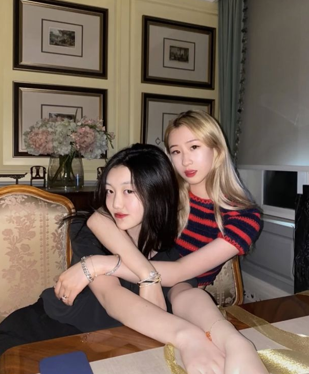 星二代名媛相遇，李嫣和汪峰女儿同框为闺蜜庆