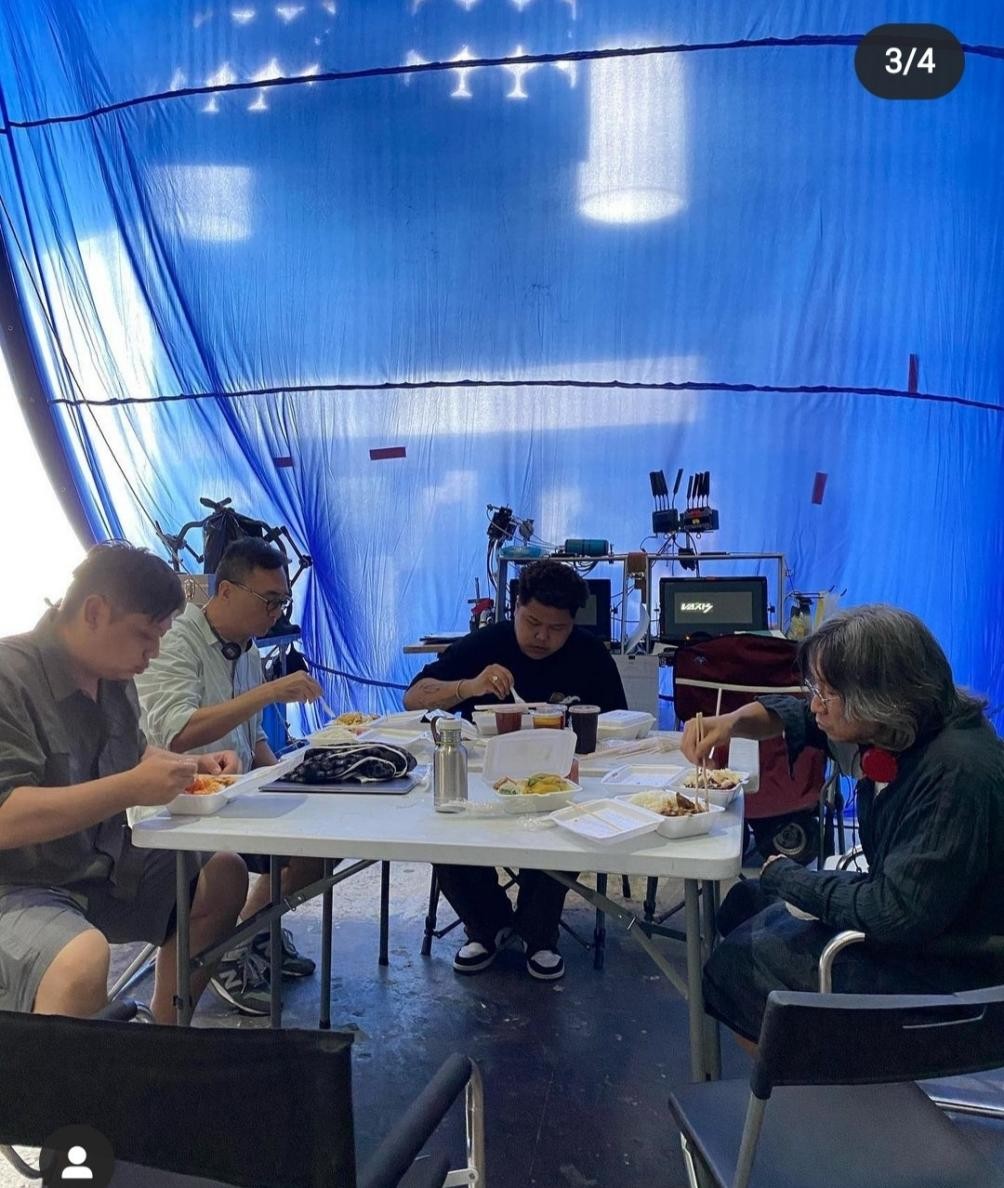 吴君如晒陈可辛探班照，调侃丈夫是来剧组蹭饭，相恋23年感情甜蜜