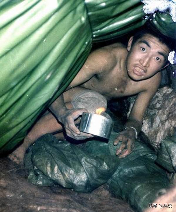 民兵上阵地慰问，还有女的！看到战士狼狈相，姑娘流热泪