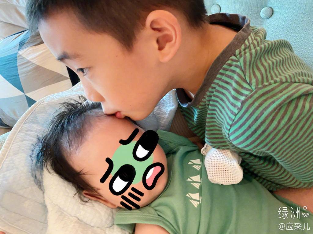 应采儿给小儿子买推车还摆拍，产后穿衣扬长避短，弟弟头发自来卷