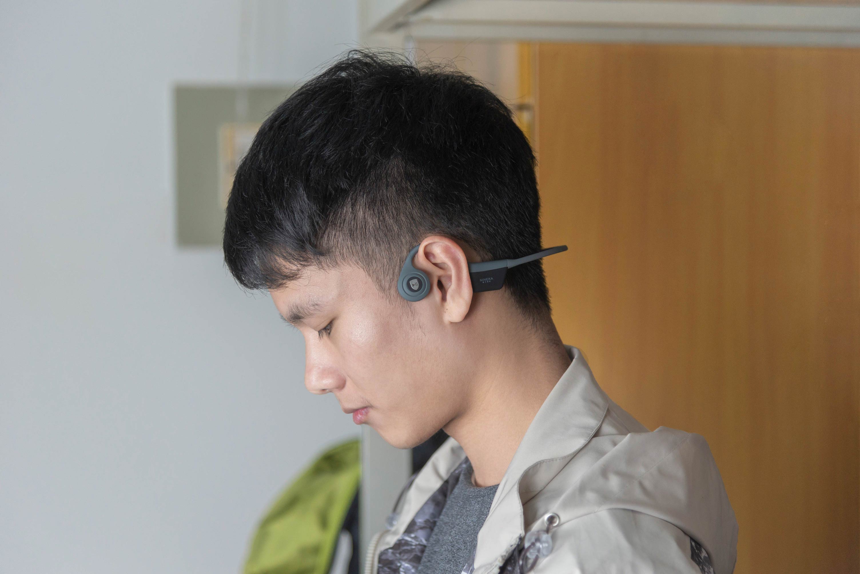 常见耳机戴久了耳朵都会产生痛感也许你该试试这款不入耳式耳机