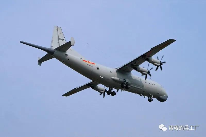 空潜200巡逻机空投航空自导深弹和声呐浮标抓潜艇，数量众多