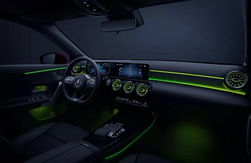 豪华紧凑型轿车的加长对决，奥迪A3L与奔驰A级谁更值得买？