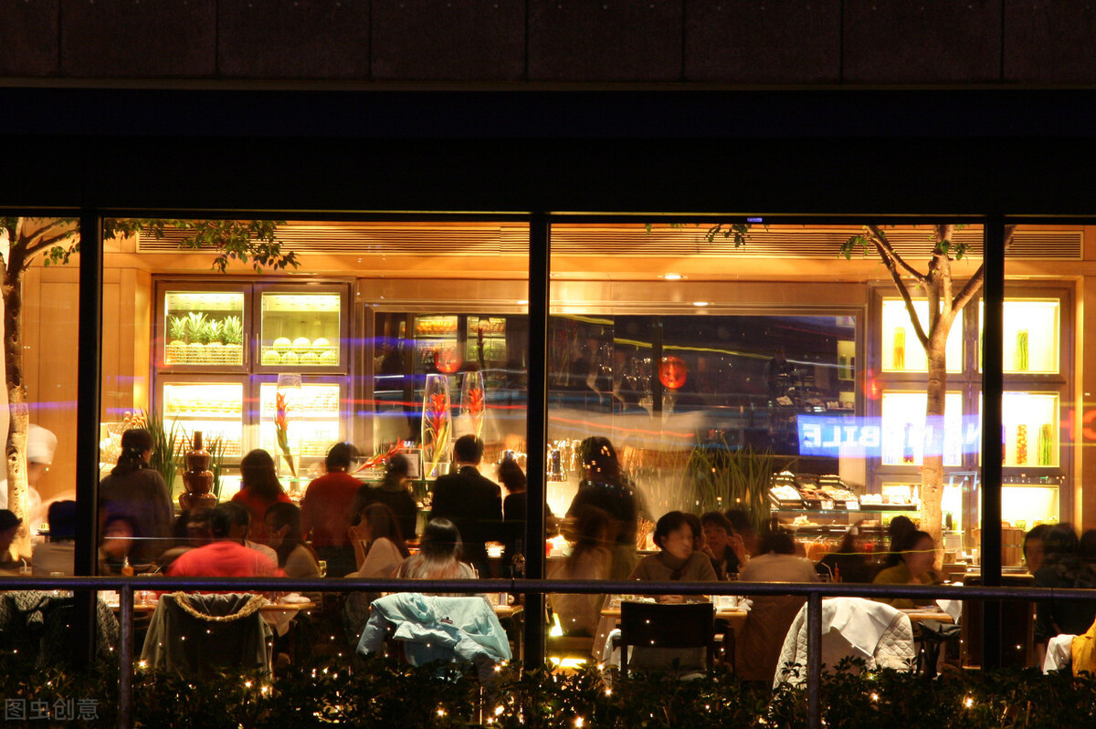 广东老板开饭店，利用“一个红包”，顾客抢着买单，这赚钱思路好