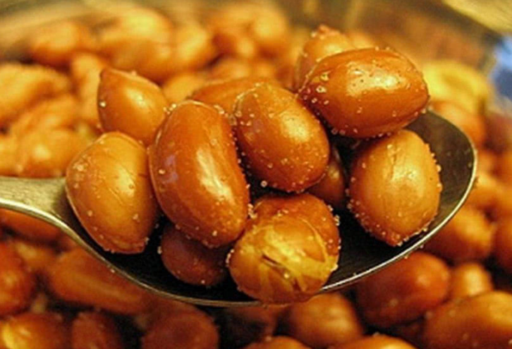 炸花生米，下油锅前多做一步，花生米不易糊更酥脆，比直接炸好吃