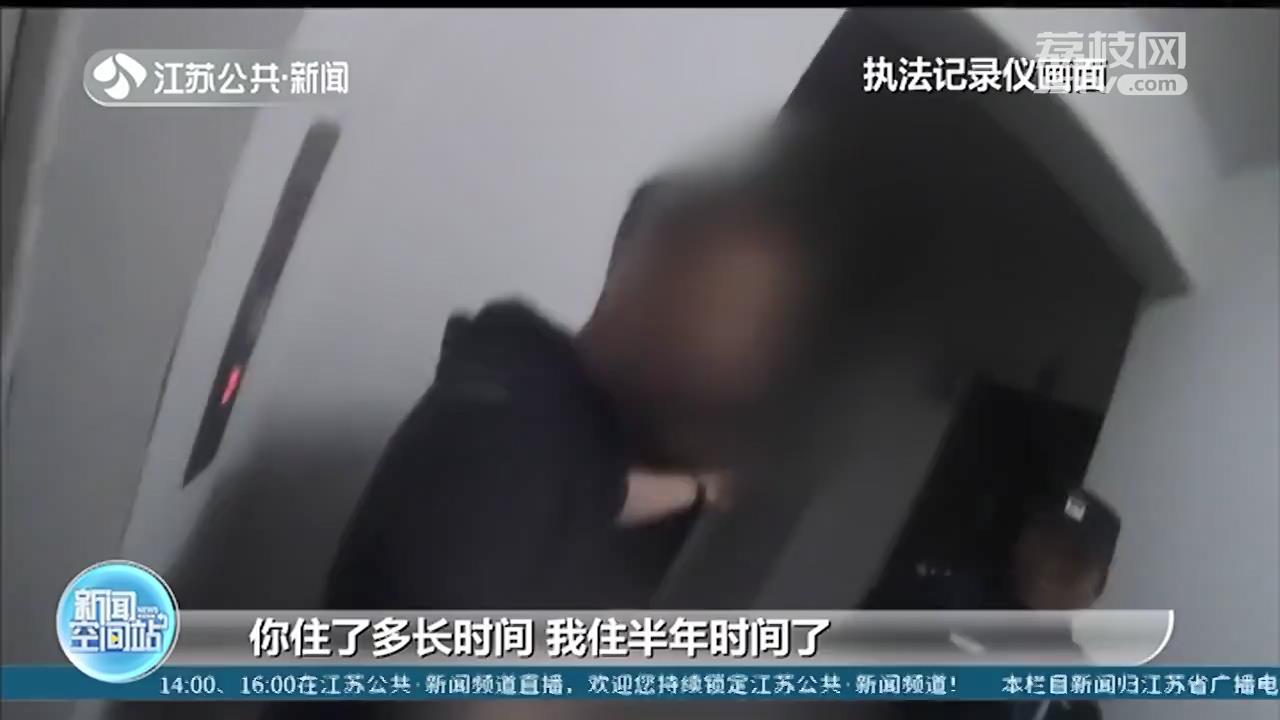 洋相百出！醉酒男子不认识家 敲错家门还不愿回家
