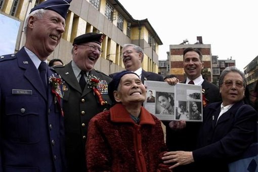 2004年，77岁美国老兵乘专机飞往云南，向一92岁老太下跪
