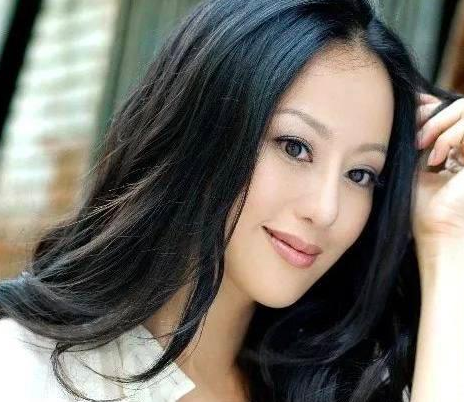 以真心换真心，钟镇涛现任妻子对继子女视如己出，一家人温馨和睦