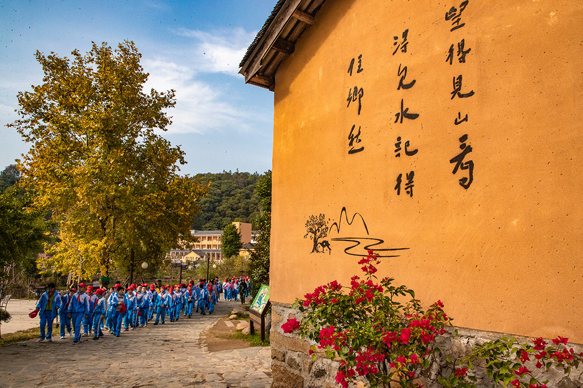 中國(guó)鄉(xiāng)村旅游新殺出一匹“黑馬”，人們都往這跑，深秋旅游真火爆