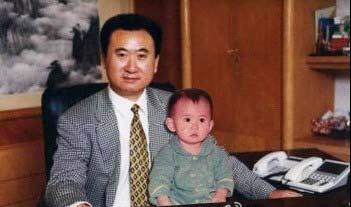 王思聪穿女款毛衣现身成都！美女作伴还有保镖护航，他也很接地气