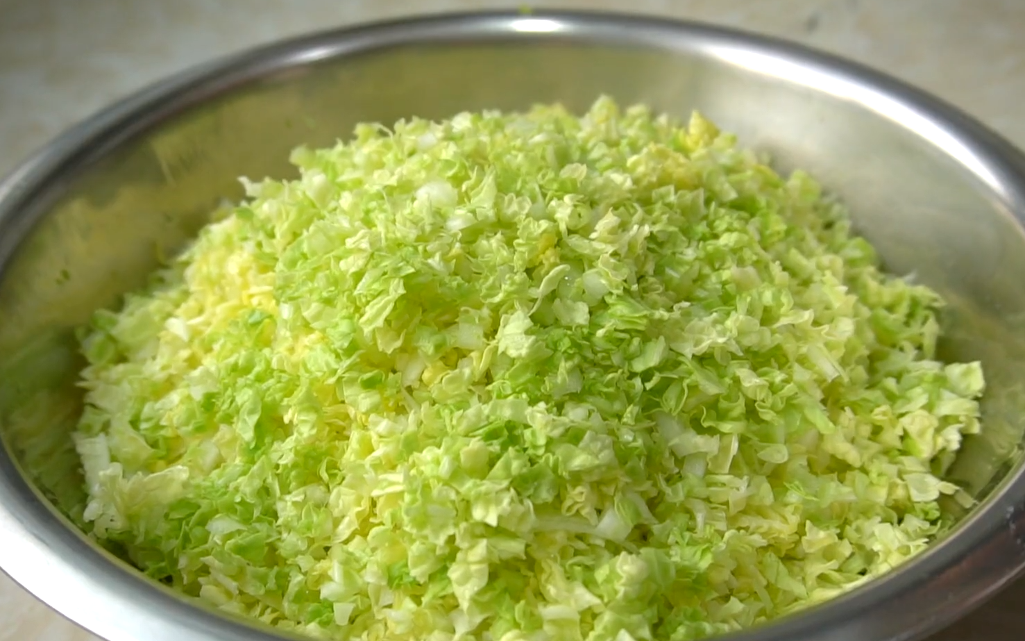 白菜這樣吃真過癮，不發麵不燙麵，一折一卷就搞定，比包子還好吃