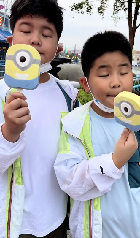 沙溢全家打卡环球影城，胡可无美颜自信怼脸拍，安吉小鱼儿齐长胖