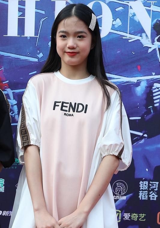 鐘麗緹13歲次女長開，與甜馨撞造型變女王，考拉“嫦娥”造型美翻