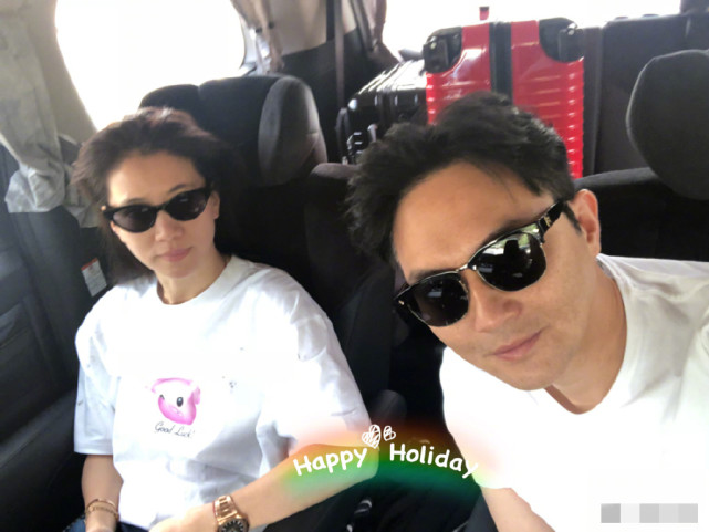 张智霖陪老婆理发宠溺放闪，夫妻恩爱同框，袁咏仪眼神抢镜