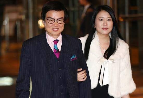 74岁黄百鸣带3位美女开游艇派对，合照秀腹肌，