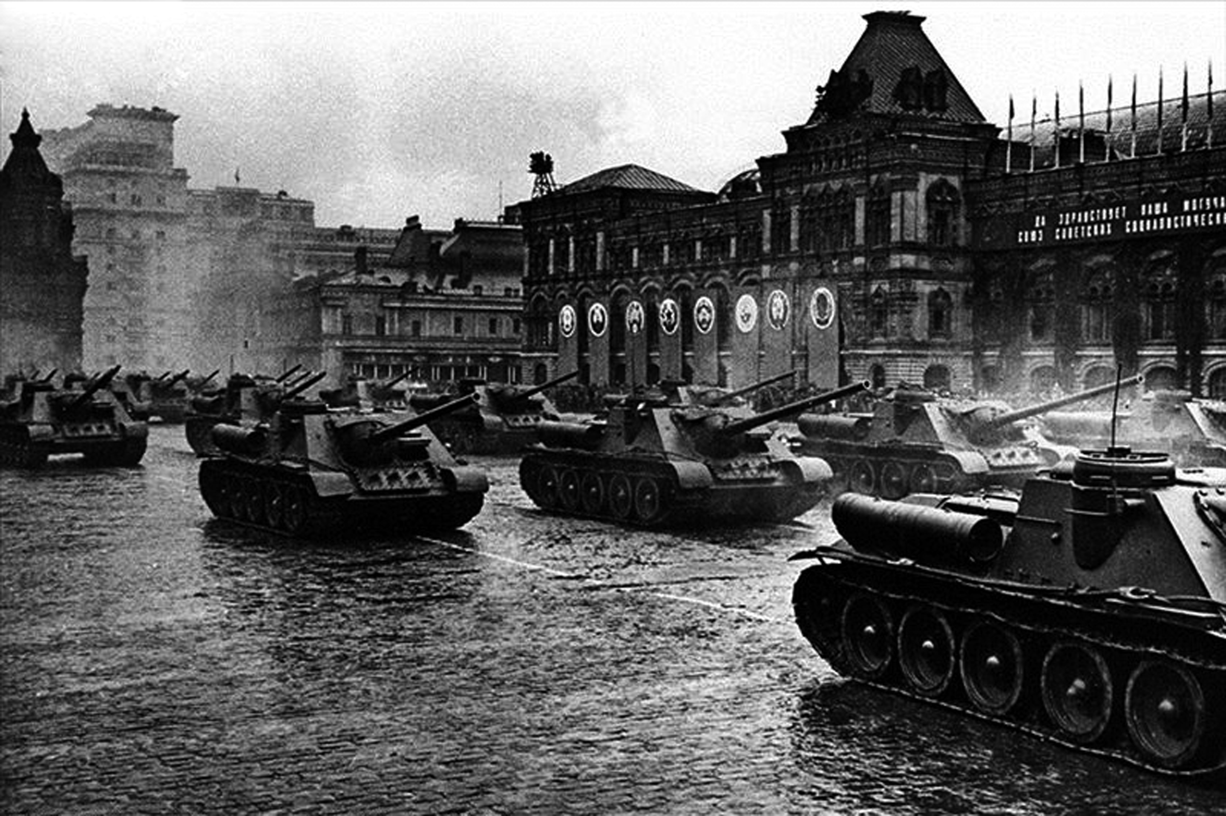 历史上最特殊的一次阅兵式，士兵荷枪实弹，结