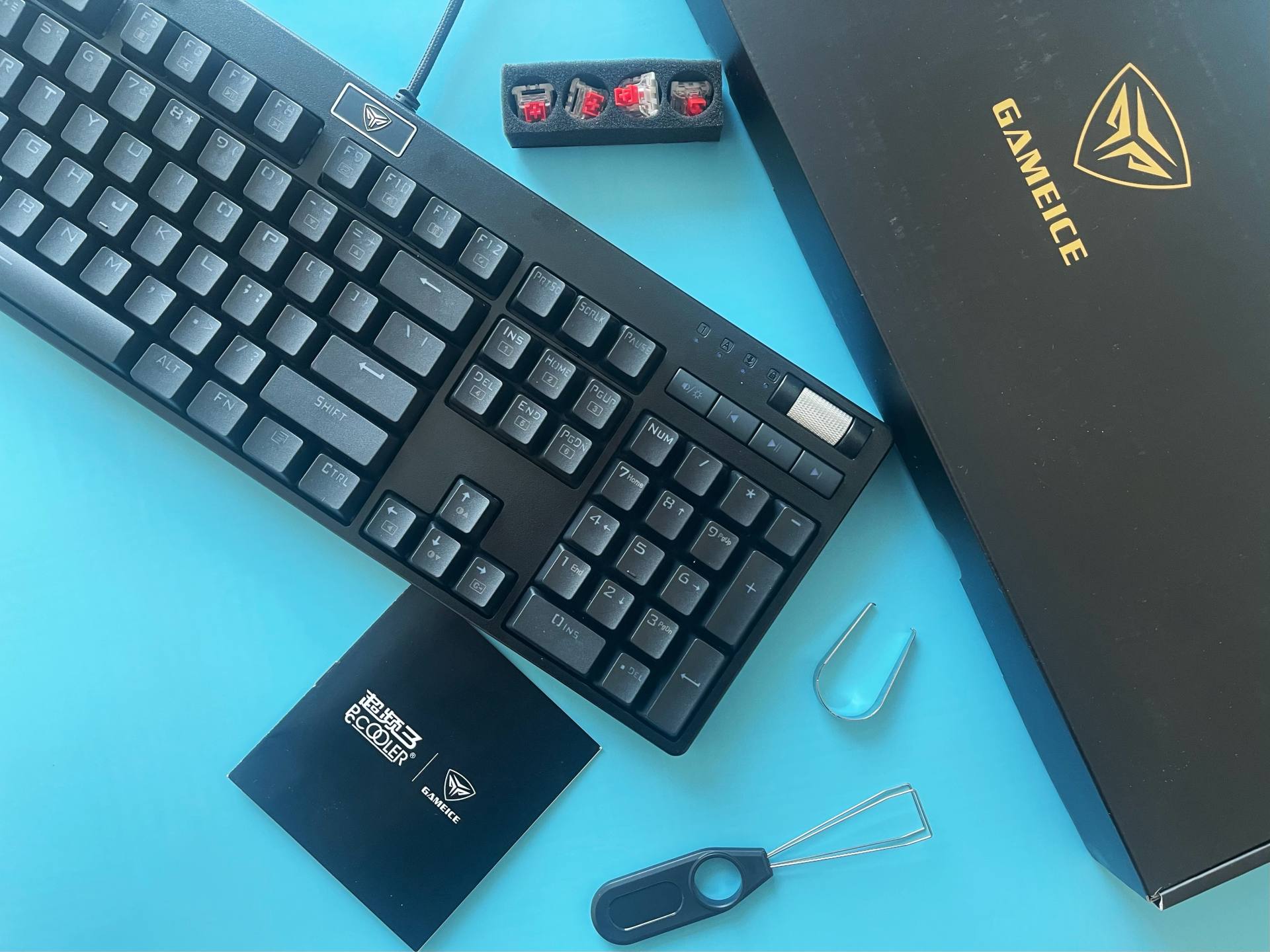 安静轻盈适合多场景使用超频三GI801黑曼巴红轴机械键盘评测