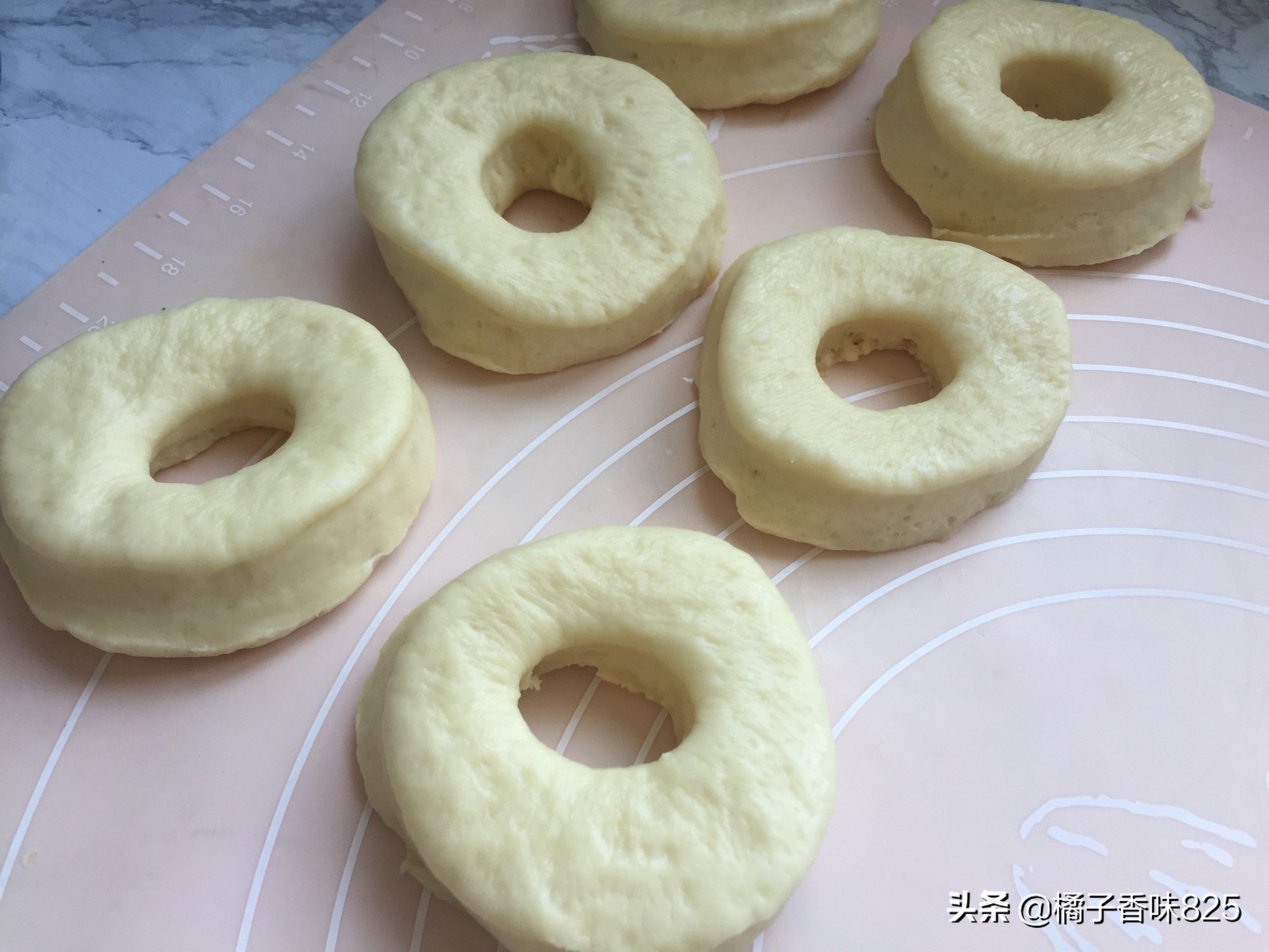 甜甜圈在家做，告別點外賣，蓬鬆酥軟吃起來就收不住嘴，太簡單了