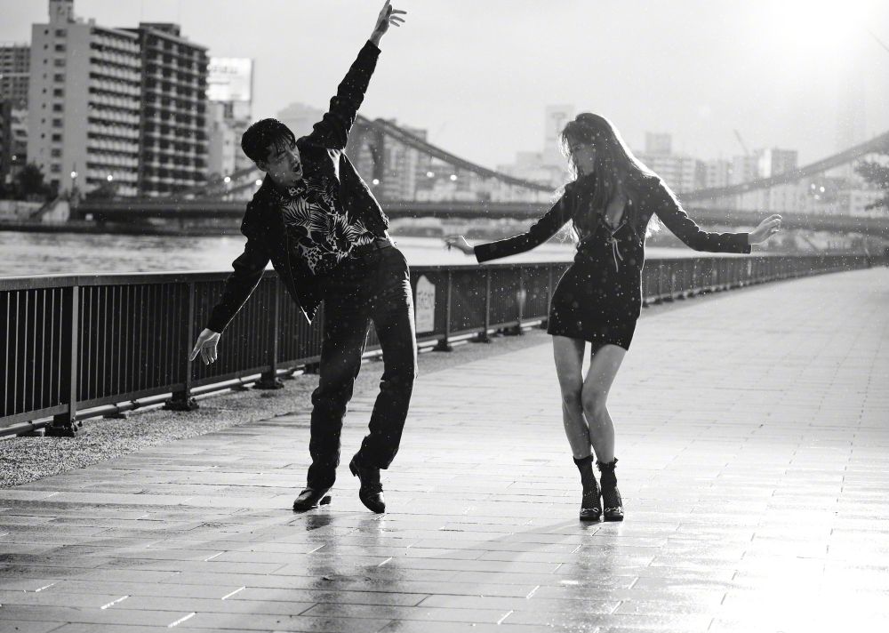 林志玲结婚2周年，携日本丈夫冒雨狂奔好欢快，穿低胸装腰身圆润