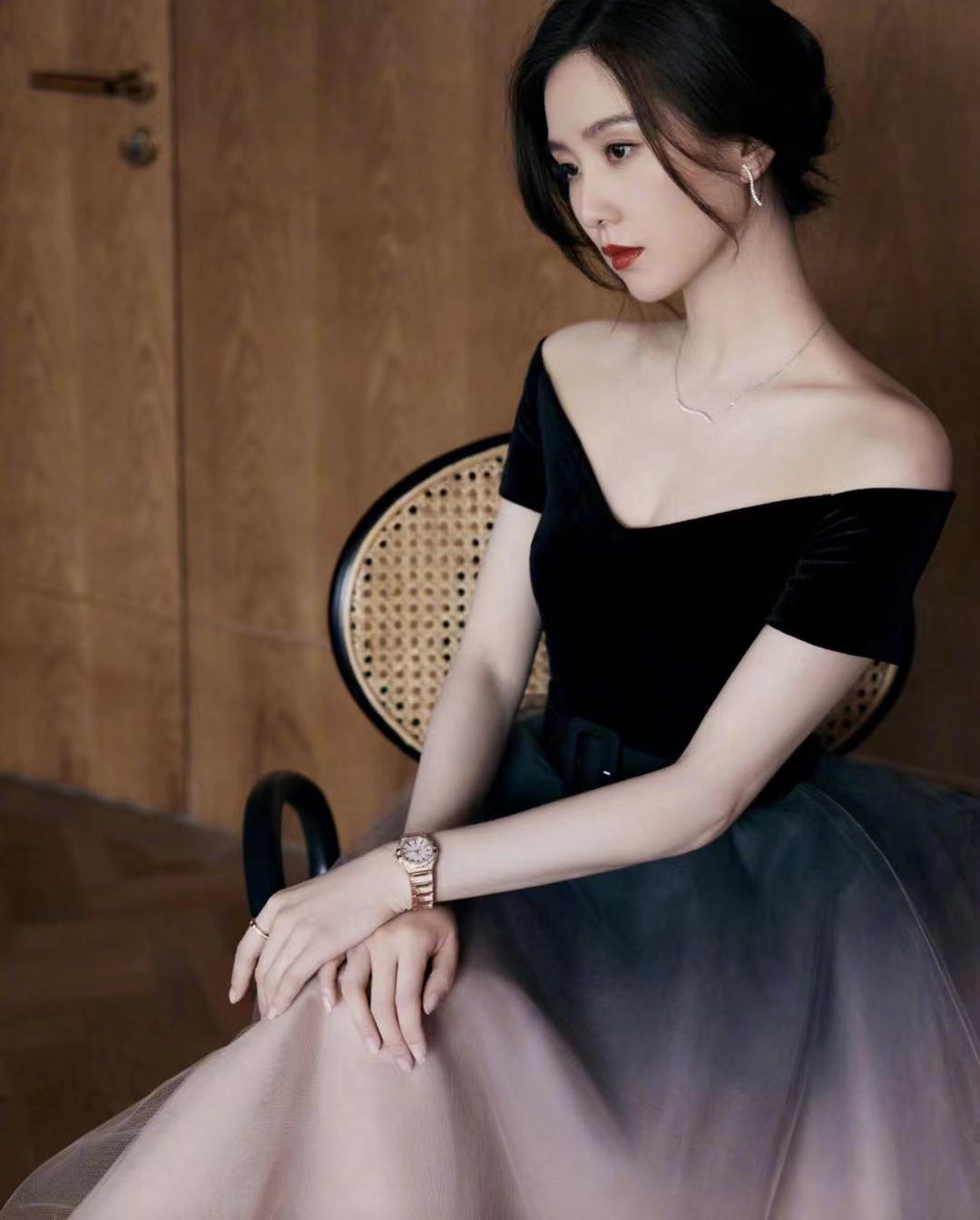 34岁刘诗诗美艳依旧，戴22万表3万项链，路人头发做到一半去看她