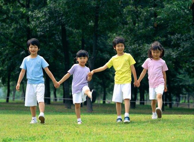 5个小朋友一起聚餐走红孩子之间的友谊简单又纯粹