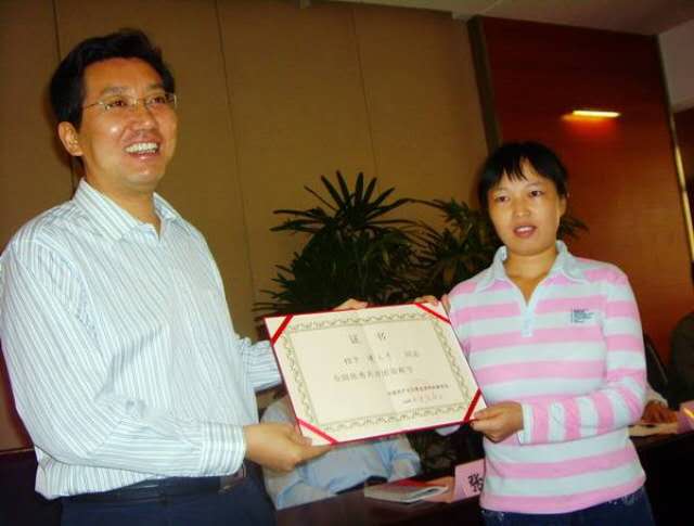 2006年，湖北女孩帶病重父親和繼母去上學(xué)，14年過去現(xiàn)今過得如何