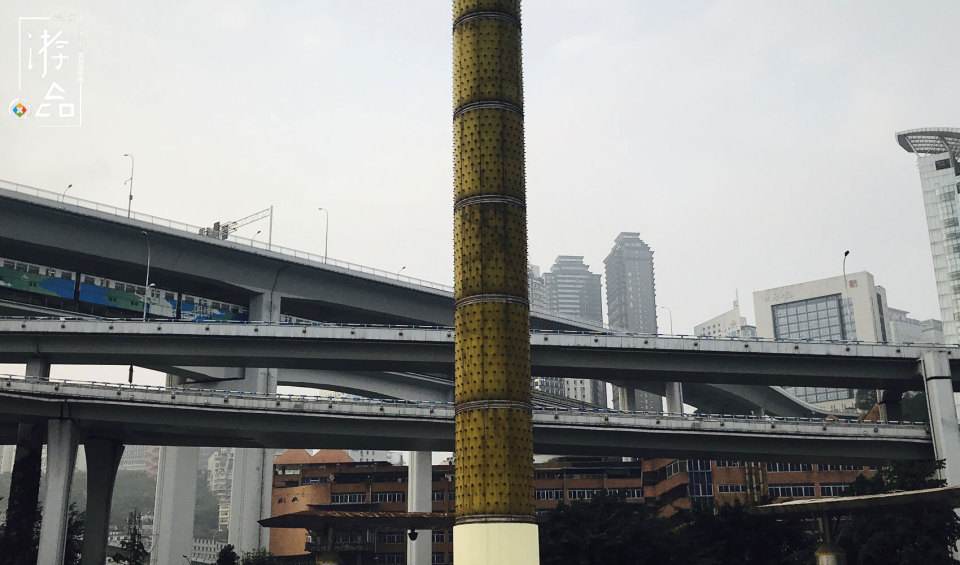 菜园坝有一座公园，曾见证无数重庆人结为夫妻，现在却臭气弥漫