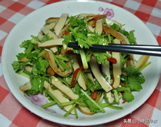 入秋后最适宜吃的开胃小菜，家常香菜拌豆干，简单好吃，爽口下饭