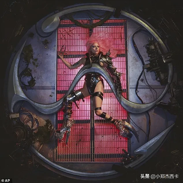 Lady Gaga与男友出街，小腹微凸，手臂粗壮，外加驼背