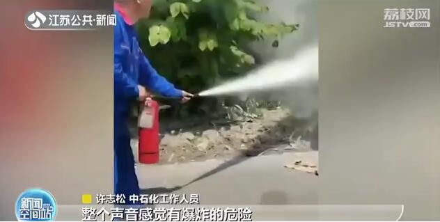 司机被困着火面包车！在众人救援下死里逃生