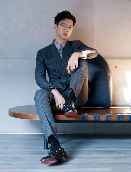 李現(xiàn)遇到代拍脾氣炸了，反觀楊冪被拍到大腿，處理上卻堪稱模板