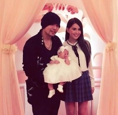 周杰倫女兒學習小提琴，長捲髮淑女樣超可愛，房間佈置豪華溫馨