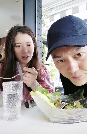 袁詠儀和張智霖一同出行，曬合照秀恩愛，魔童現身評論區“搗亂”